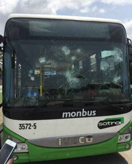 Seize autobus de la SOTRA vandalisés à Abidjan lors de manifestations d’élèves et d’étudiants
