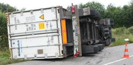 Autoroute du Nord/Axe Yopougon-Adjamé: Un camion d’anacarde termine sa course dans le caniveau