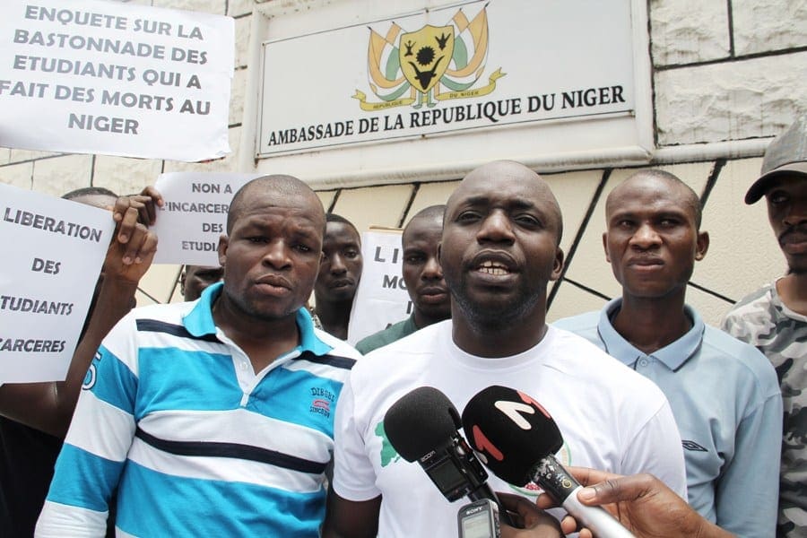 Des étudiants ivoiriens manifestent devant l’Ambassade du Niger en Côte d’Ivoire