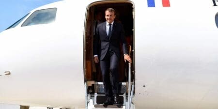 Arrivée du président français Emmanuel Macron à Abidjan pour le 5è sommet Afrique-Europe