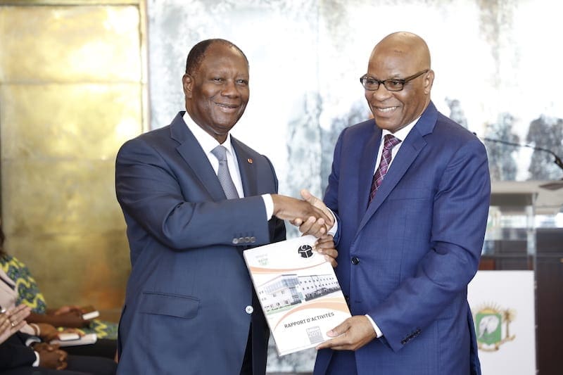 Alassane Ouattara annonce une plainte contre un hebdomadaire en France
