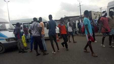 Altercation entre un chauffeur de gbaka et des gendarmes, l’autoroute Abobo-Adjamé bloquée